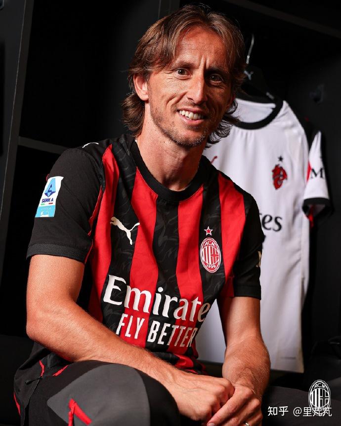 前锋远射破门，比分被重新点燃