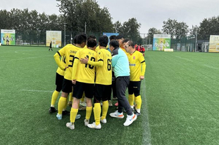 骑士新赛季表现下滑，爆冷输给马刺，主场优势助力取胜，马刺虽缺主力仍保持竞争力。