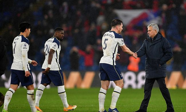 积雪已覆盖球场，加拿大联赛球员在雪战中完成潇洒倒钩得分