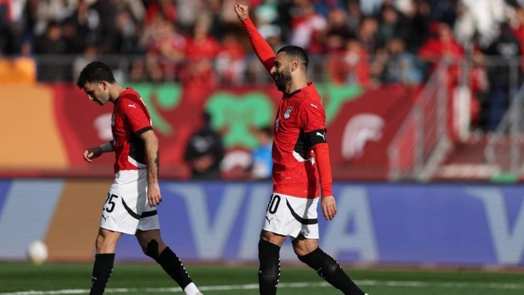 内蒙古额尔古纳初冬银装素裹，金雕翱翔雪原尽显苍穹之王风范